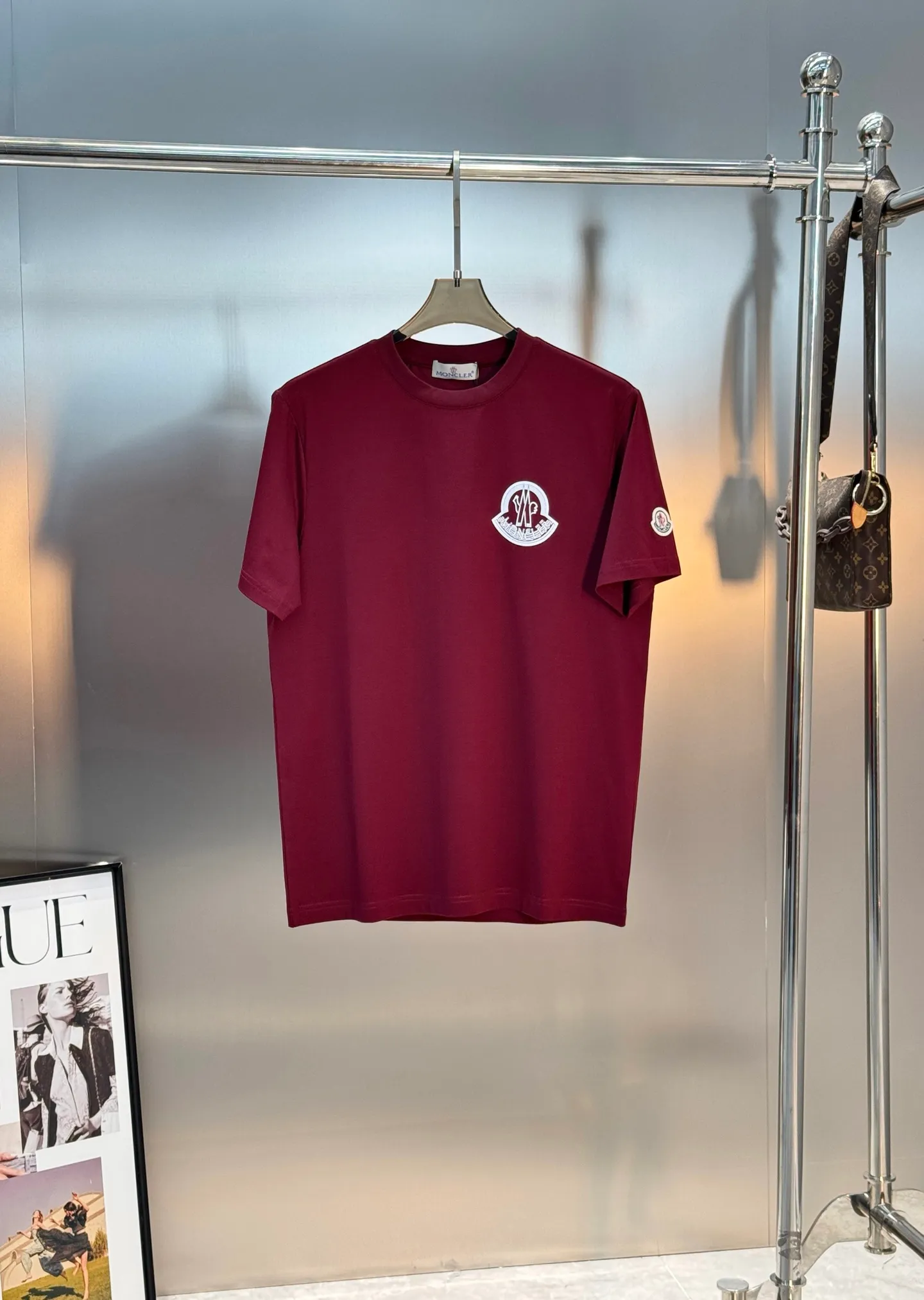 ⚜️Moncler New Arrival T ， . 190g . ！ moncler . ✨ ， 。White Versatile，Black Retro ， ～ Series ， ， Moncler ！ ：Black.White. .Bright Red.Sizes：M-3XL（S 4XL ） ！175/145 XL